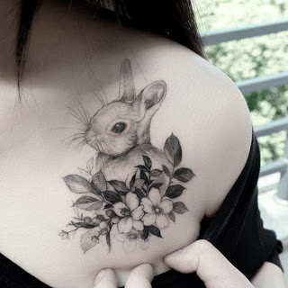 Ideas de tatuajes de conejos - conejo con flor