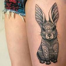 tatuaje de conejo en el muslo